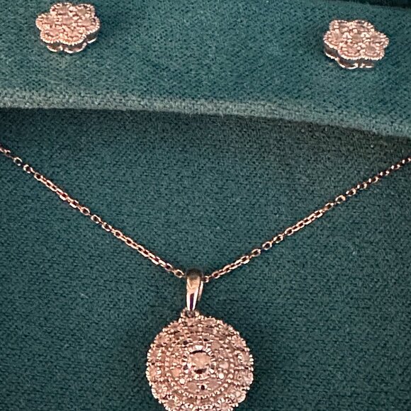 NWOT Beautiful EFFY matching diamond stud earrings and necklace - Picture 2 of 3